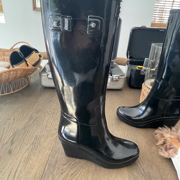 Rare Hunter high gloss wedge tall boot. Lightly worn. - Picture 5 of 6